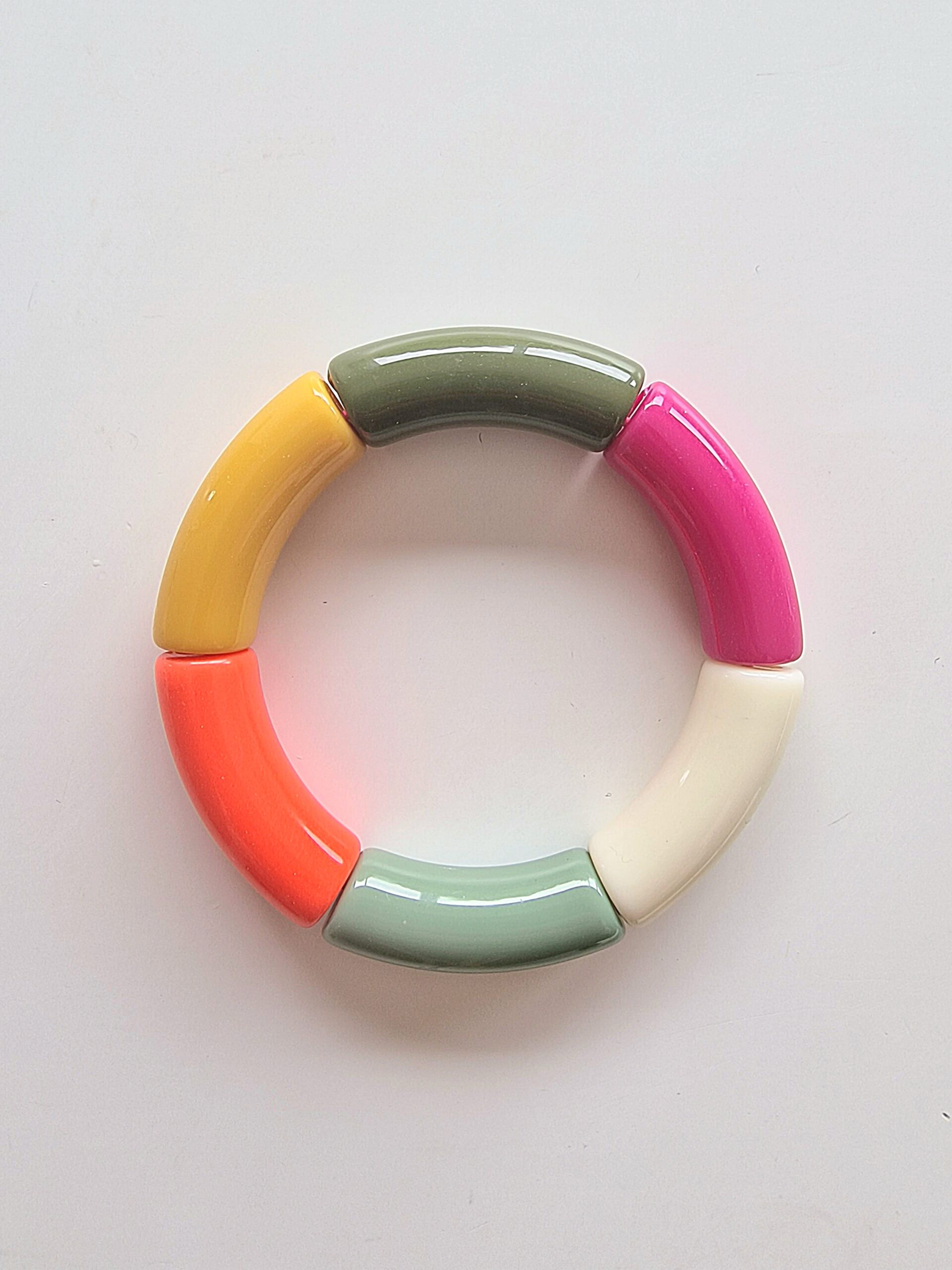 Le bracelet AMINA est composé d'une persle kaki army, 1 perle fuchsia, 1 perle blanche, 1 perle kaki ckair, 1 perle orange et 1 perle moutarde