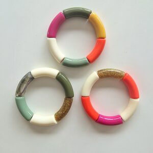 Les bracelets du trio ROSE, EVE et AMINA, dont une partie des bénéfices est reversé à l'association, OUI CARE