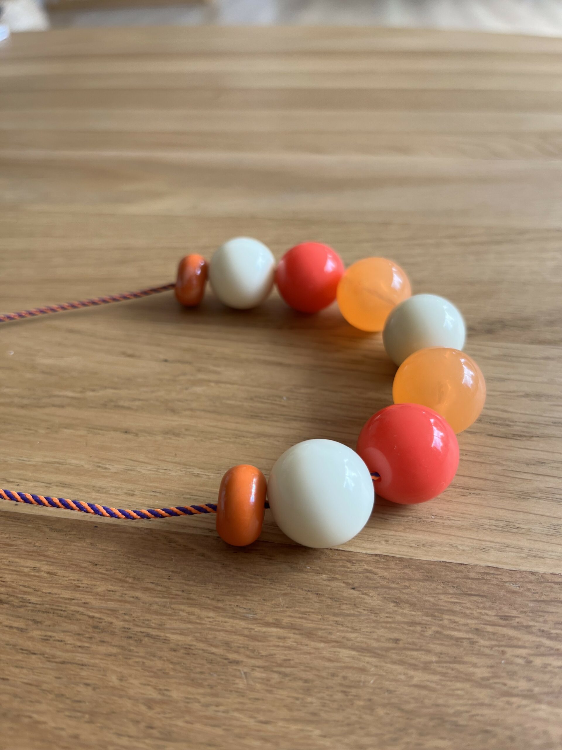 Zoom sur les perles du collier Bora-Bora