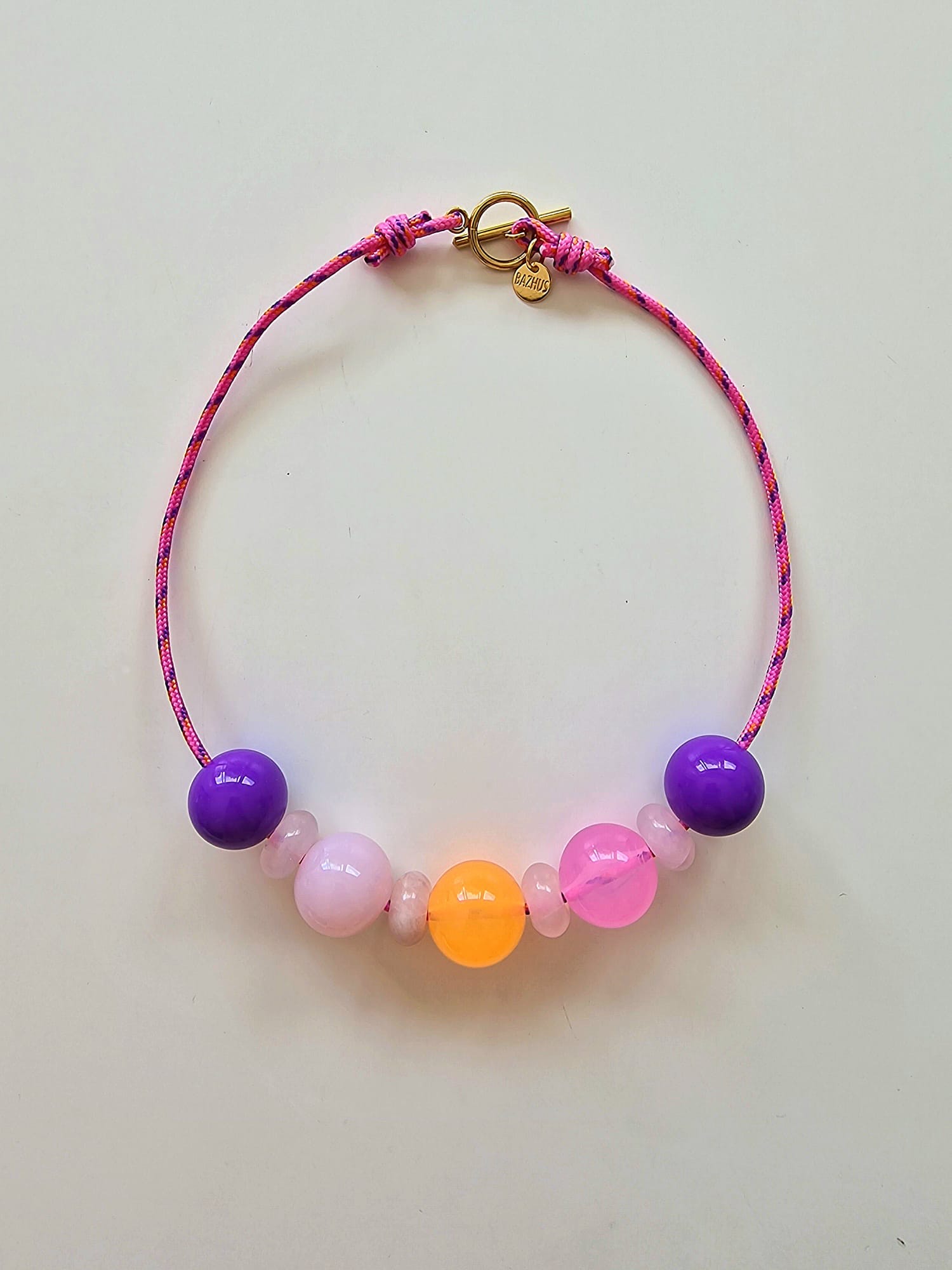 collier de perles rondes colorées sur cordon rose