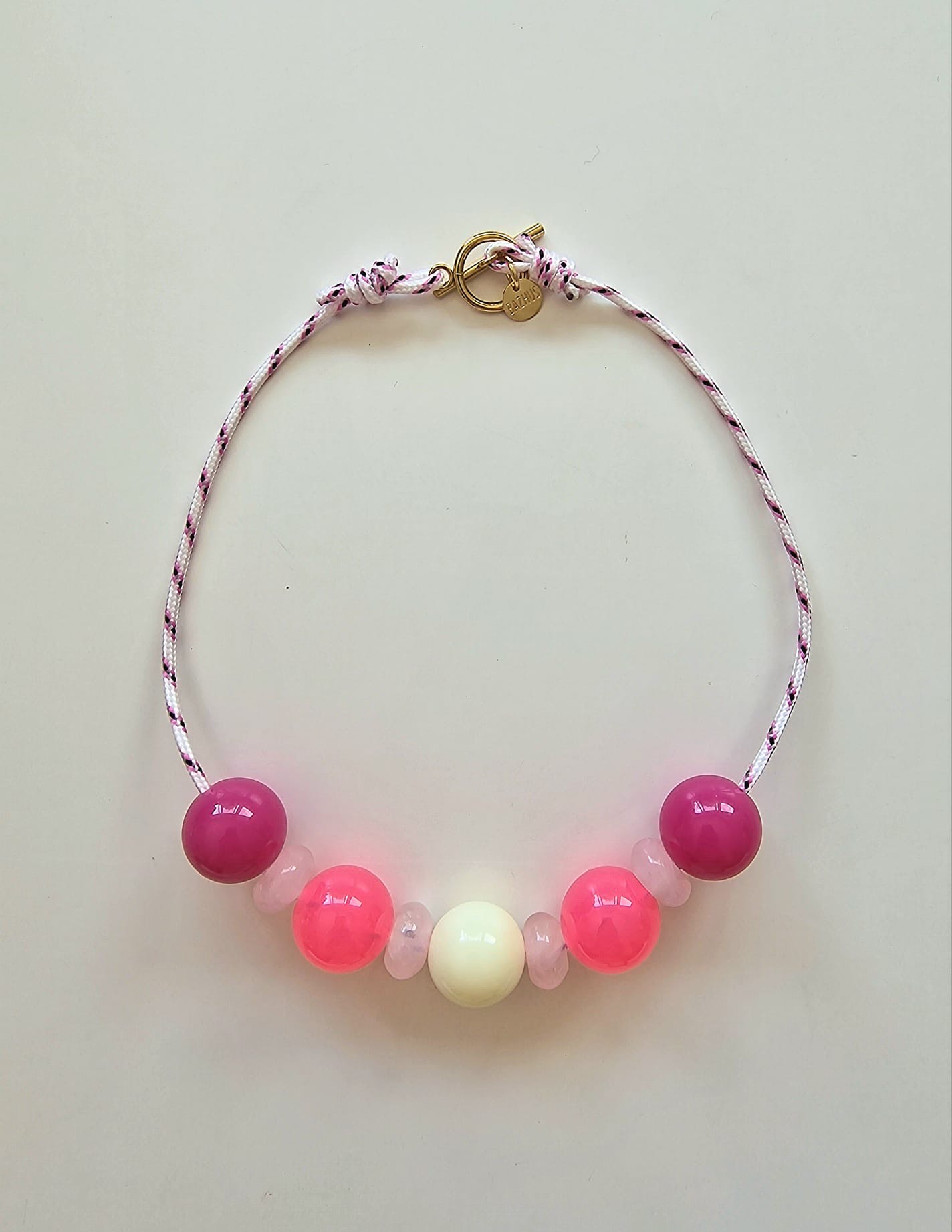 Collier MAUI avec perles rondes et cordon textile